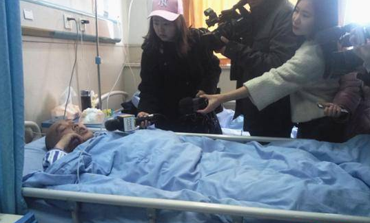 注意！男子長期臥床玩手機致高位截癱