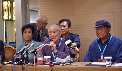 資料圖：2016年6月1日，三位在二戰期間被強擄到日本的中國勞工代表與三菱綜合材料公司簽署和解協議，接受三菱材料的謝罪并達成和解。圖為中國受害勞工及遺屬代表發言。 <a target='_blank'  ></table>中新網</a>記者 金碩 攝