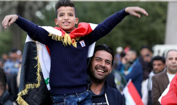 2017年12月10日，在伊拉克巴格達解放廣場，人們集會慶祝擊敗“伊斯蘭國”。新華社發（哈利勒·達伍德攝） 