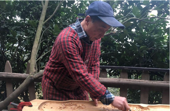 老人藏山里造古琴 似現實版掃地僧